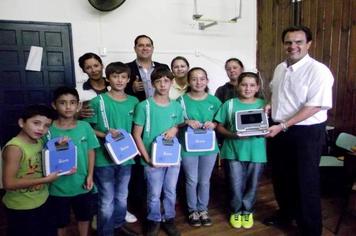  Prefeito Dr. Ricardo Gadret entrega Netbooks e novos uniformes
