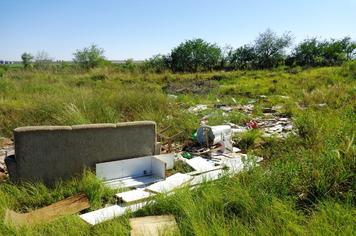 INDIGNAÇÃO: MAUS CIDADÃOS CONTINUAM JOGANDO LIXO NAS VIAS PÚBLICAS DE QUARAÍ